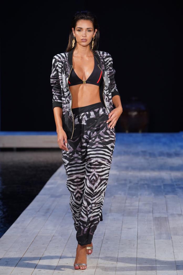 Bikini con giacca animalier Bikini nero e rosso con gancio oro utilizzato come sottogiacca