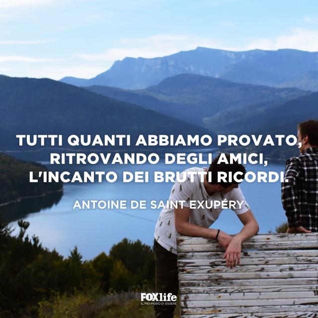 Frase ricordi Ragazzi seduti di fronte a un lago in montagna