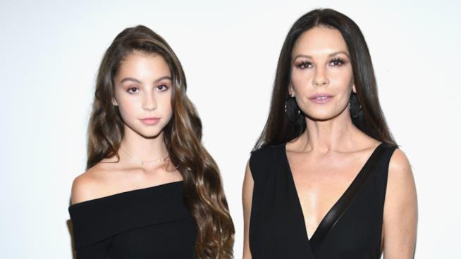 Catherine Zeta-Jones ha portato sua figlia Carys alla New York Fashion Week Catherine Zeta-Jones con la figlia Carys