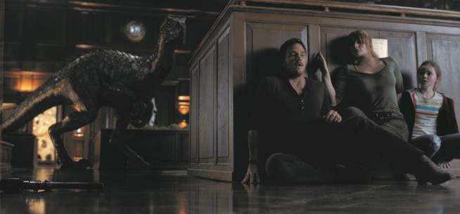 Chris Pratt e Bryce Dallas Howard protagonisti del quinto film della saga di Jurassic Park, Jurassic World: il regno distrutto Una immagine tratta dal film Jurassic World: il regno distrutto