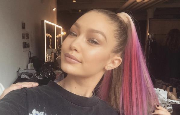 Gigi Hadid con capelli rosa e maglietta di Star Wars Un primo piano di Gigi Hadid