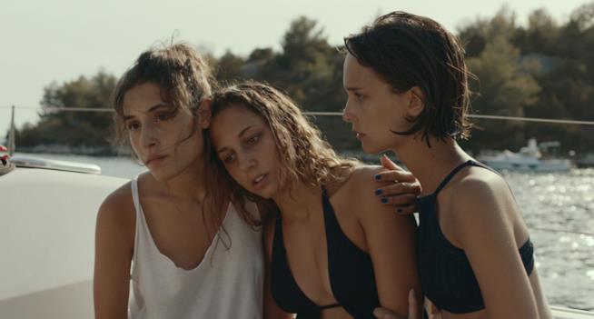 Likemeback: le tre protagoniste in una scena Le protagoniste di Likemeback sulla barca