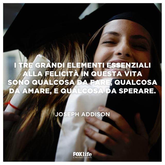 Frase Addison Ragazze si abbracciano alla laurea