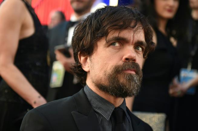 Peter Dinklage cantava in una rock band Peter Dinklage sul red carpet con sguardo malandrino