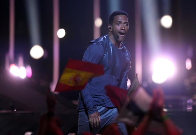 L'esibizione di Cesár Sampson all'Eurovision 2018 Cesár Sampson durante l'esibizione all'Eurovision 2018