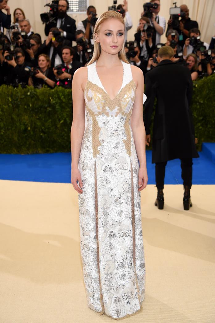 Sophie Turner con un abito bianco e oro Sophie Turner indossa un abito bianco e oro sul red carpet