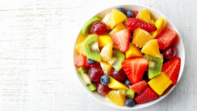 La frutta è il top per la colazione dello sportivo La frutta, dai frutti di bosco ai kiwi, non deve mancare nella colazione degli sportivi