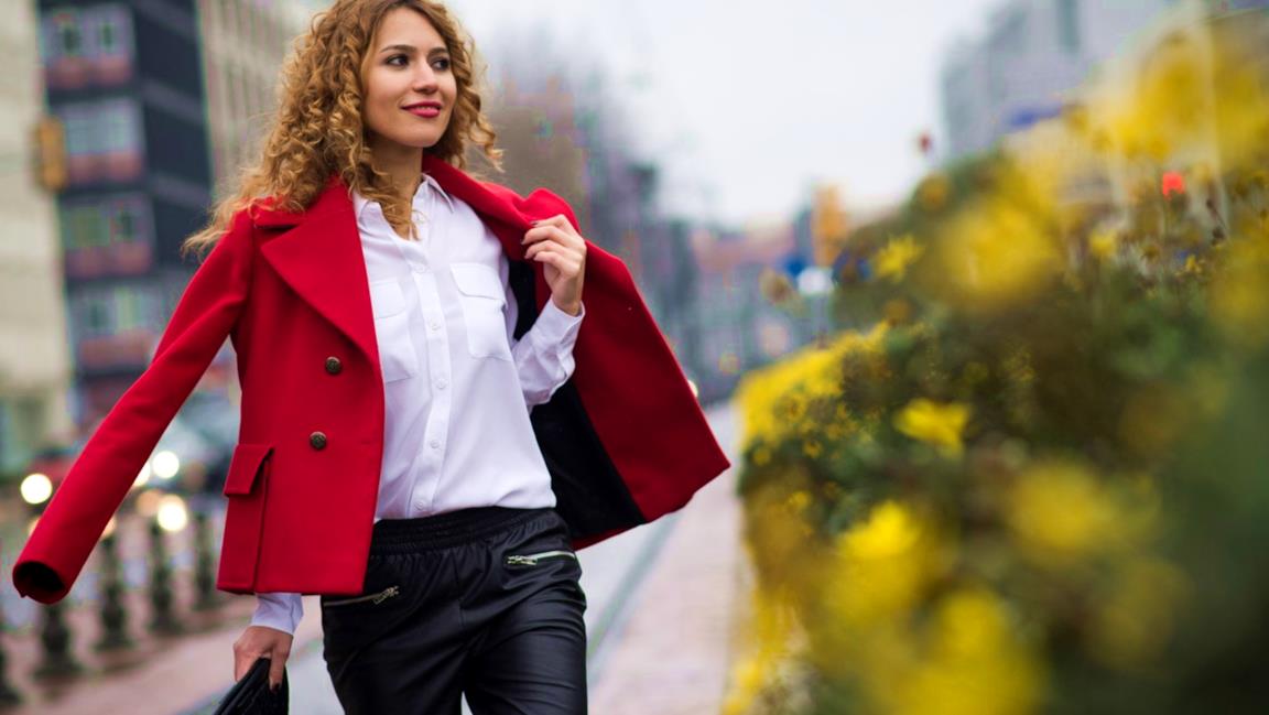 La modella sfoggia un look da street style con i pantaloni