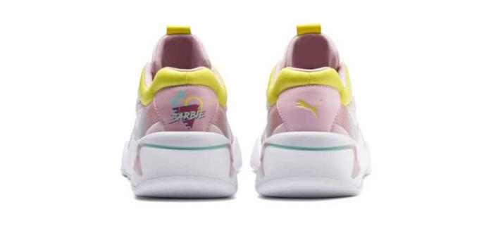 Logo anni '90 Barbie sul retro delle Sneakers di Puma Retro Sneakers Puma con logo vintage di Barbie
