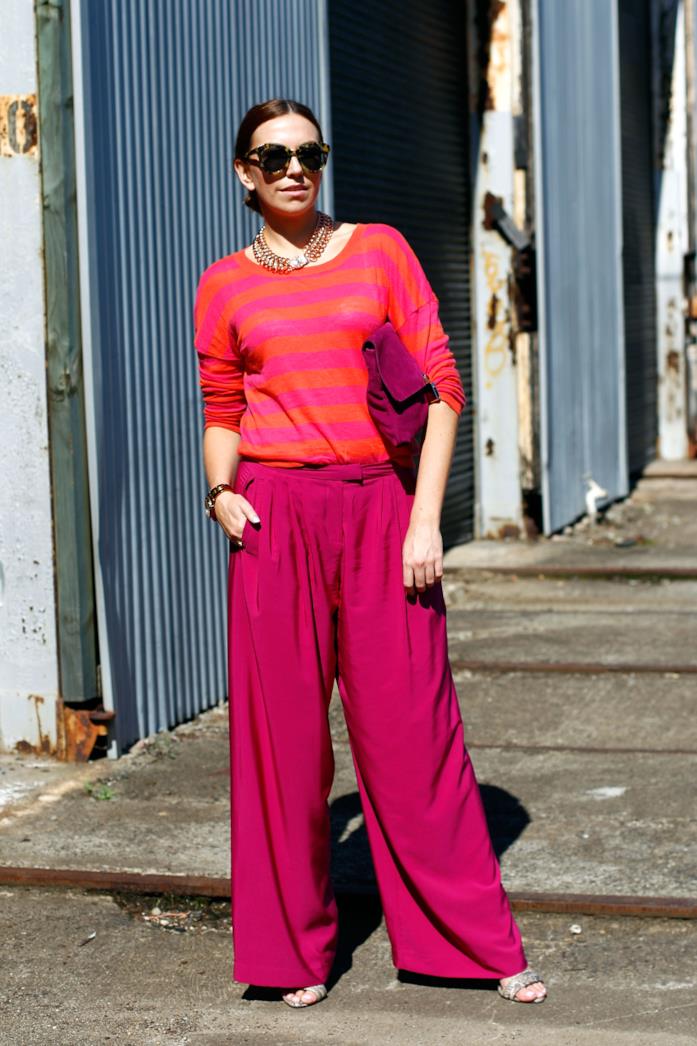 Pantaloni a tinta unita e maglia stampata Look easy chic con sandali alti