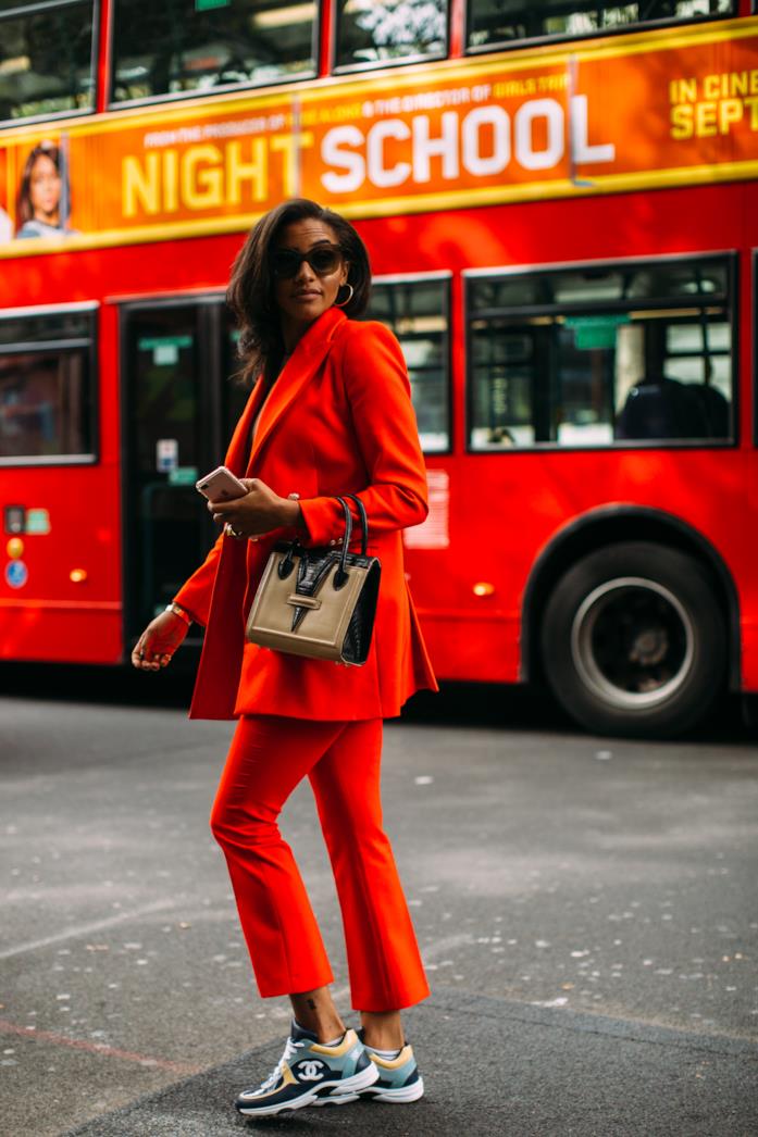 Outfit casual con tailleur rosso sneakers Chanel Outfit casual chic con gonna e pullover giallo