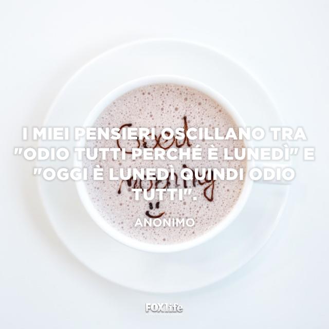 Pensieri che oscillano Tazza di cappuccino su tavolo bianco