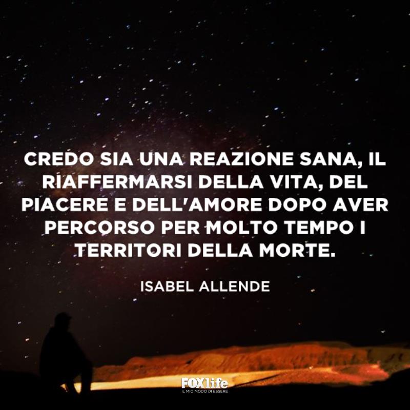 Frase ritorno alla vita Uomo seduto su un altopiano di notte