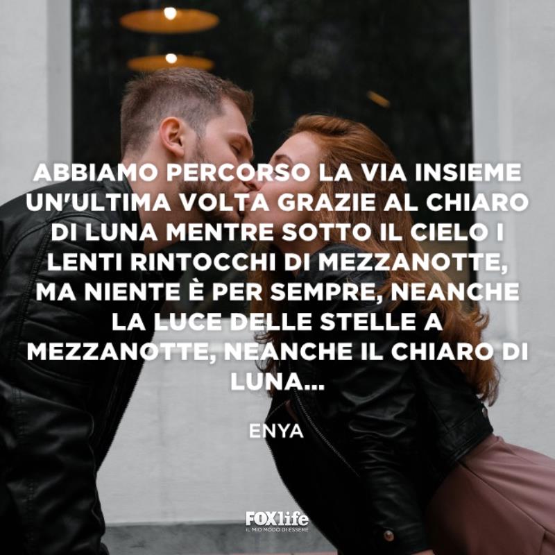 Frase Enya Coppia si bacia in una stanza
