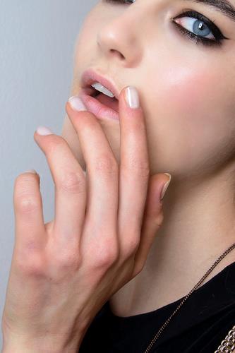 Unghie con smalto nude Unghie quadrate con smalto nude