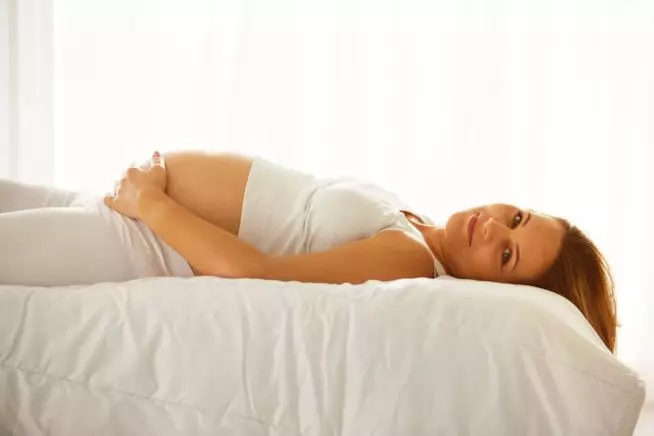 Donna incinta Donna incinta distesa sul letto