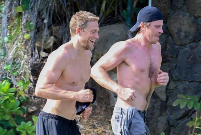 Charlie Hunnam e Garrett Hedlund corrono alle Hawaii Charlie Hunnam e Garrett Hedlund si allenano alle Hawaii