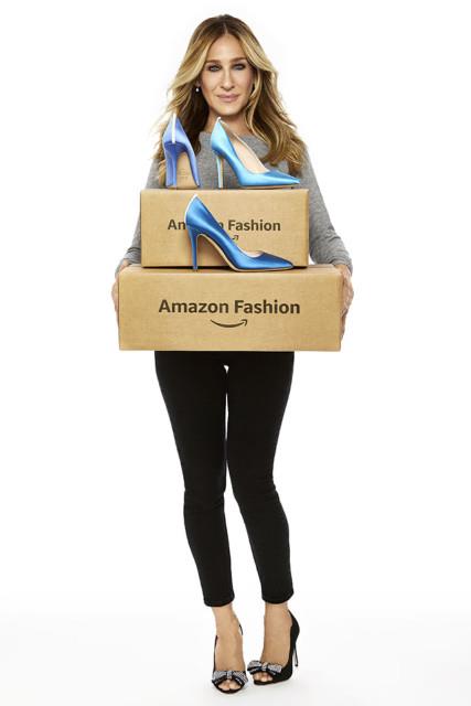 Sarah Jessica Parker e Amazon Sarah Jessica Parker regge delle scatole di Amazon