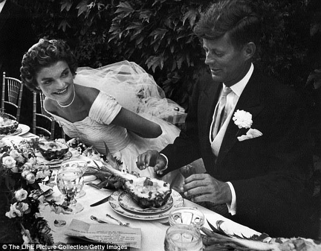Jackie e John Fitzgerald Kennedy nel giorno del matrimonio Jackie e JFK al banchetto di nozze
