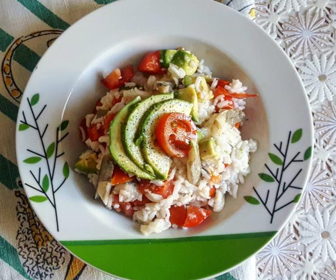 Insalata di riso con avocado Riso, verdure e pesce