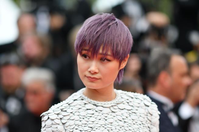 Li Yuchun sfila a Cannes 2019 con un pixie cut lilla Li Yuchun