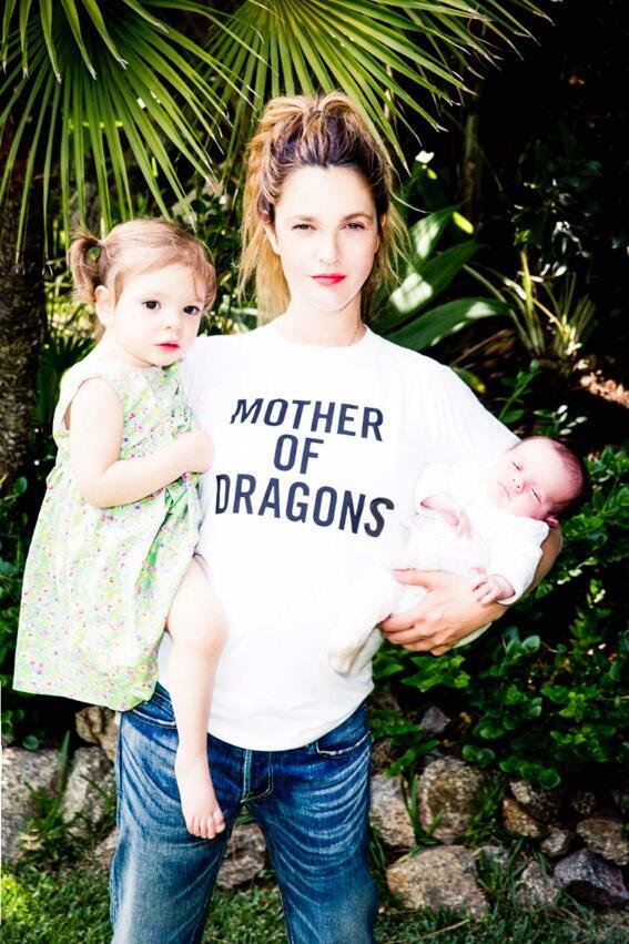 Drew Barrymore Drew Barrymore con le bimbe in braccio e la t-shirt Mother of Dragons