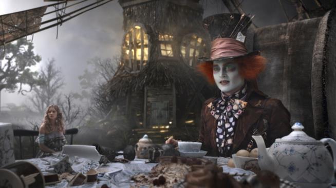 Johnny Depp è il Cappellaio Matto IN Alice nel paese delle meraviglie Johnny Depp è Mia Wasikowska in Alice nel paese delle meraviglie