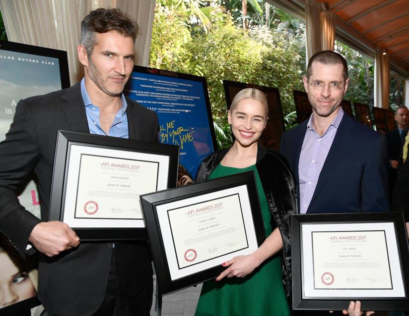 Emilia Clarke con David Benioff e D.B. Weiss Emilia Clarke con gli showrunners di Game Of Thrones