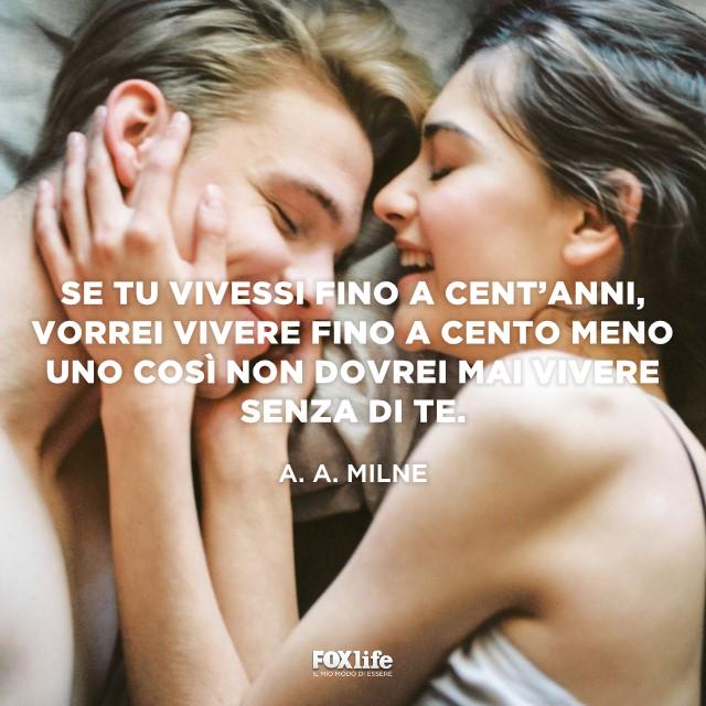 Frase Milne Coppia sorride abbracciata sul letto
