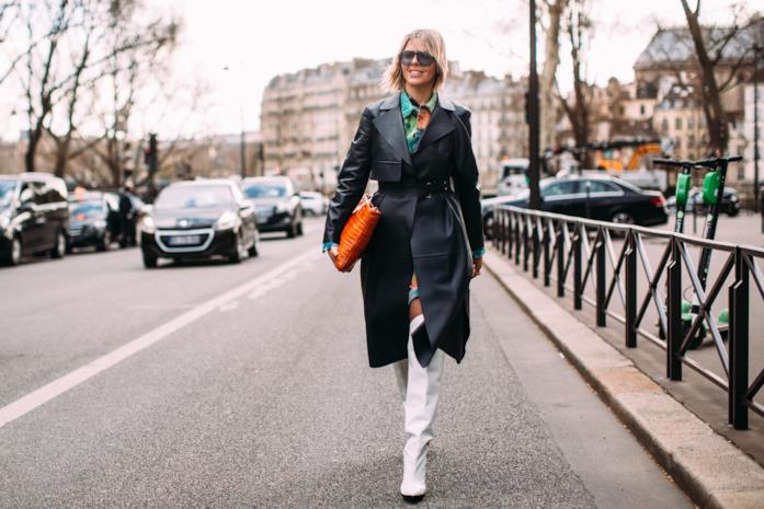 Trench in pelle: tutto sulla nuova tendenza dell'Autunno 2019 Donna con trench in pelle nero