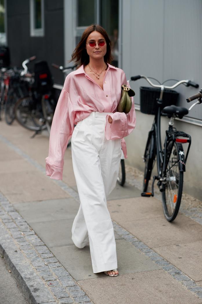 Outfit casual per ufficio Outfit casual per ufficio camicia rosa oversize e pantaloni palazzo