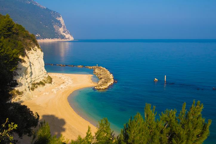 Spiaggia Urbani Vista panoramica di Spiaggia Urbani e della scogliera che la circonda