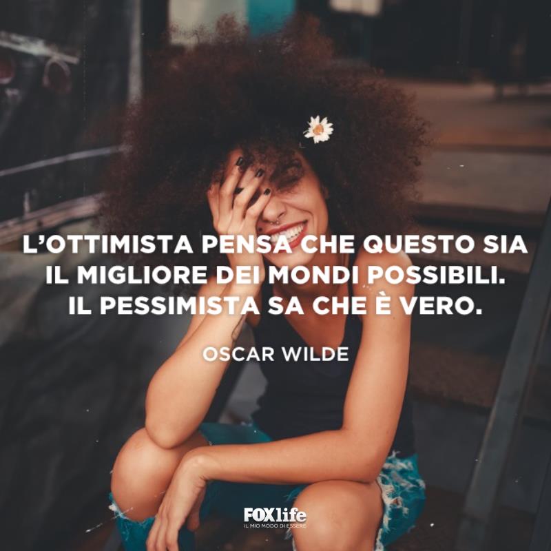 Frase sull'essere ottimisti Ragazza sorride seduta su una scaletta