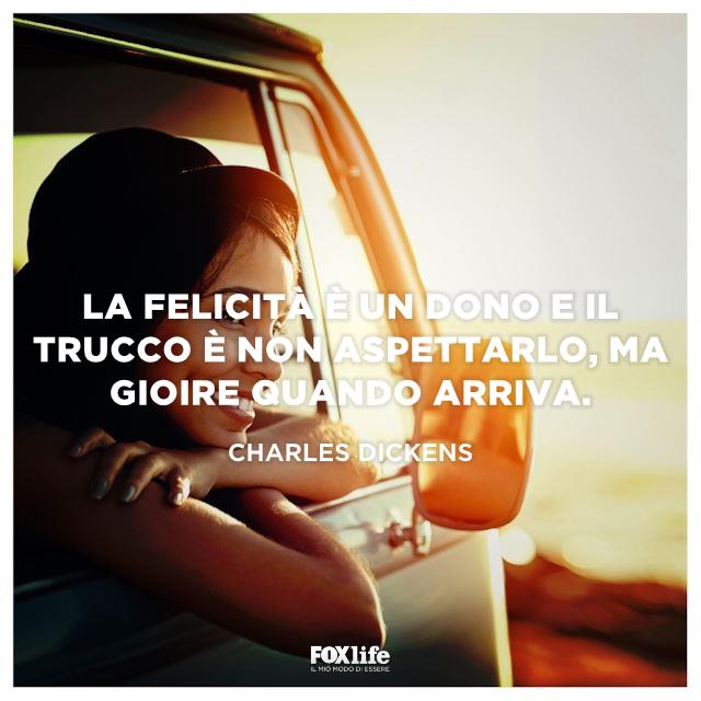 Frase Dickens Ragazza sorride con il viso fuori il finestrino dell'auto