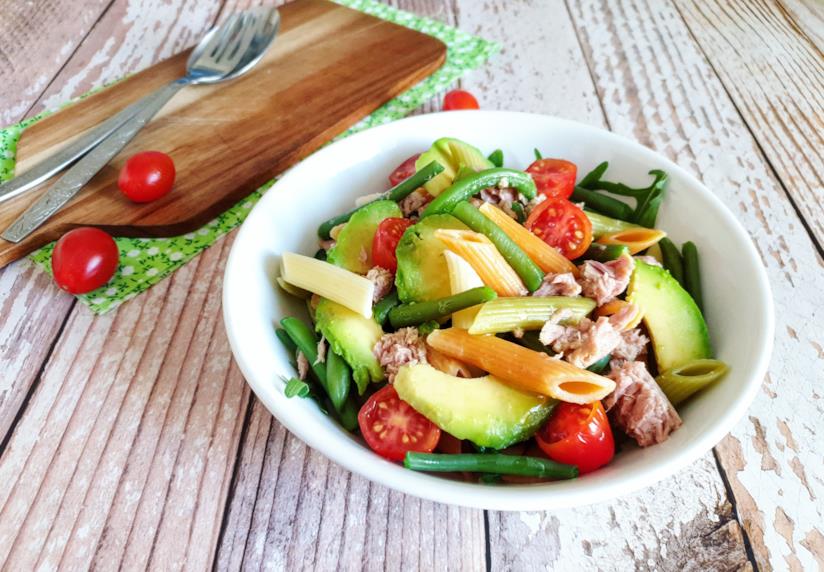 Insalata di pasta Piatto con penne e verdura