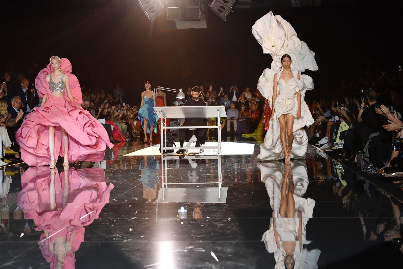 Schiaparelli sfilata Un momento della sfilata Schiaparelli