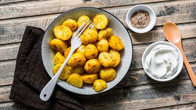 Patate novelle al forno: la ricetta con il rosmarino fresco Patate novelle al forno