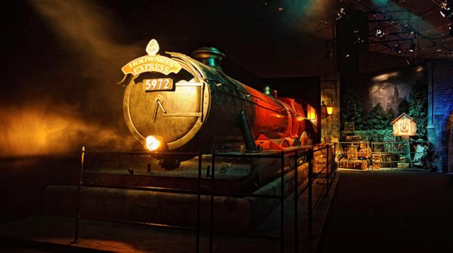 La stazione di Hogsmeade ricreata alla mostra itinerante di Harry Potter L'Hogwarts Express alla mostra itinerante di Harry Potter