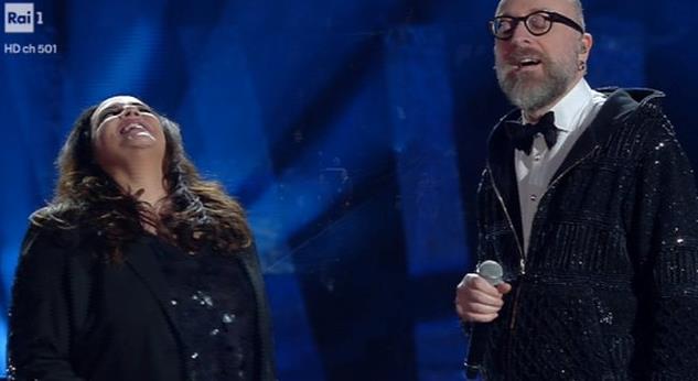 Mario Biondi e la felpa glitter Mario Biondi si esibisce a Sanremo 2018 con una felpa glitter