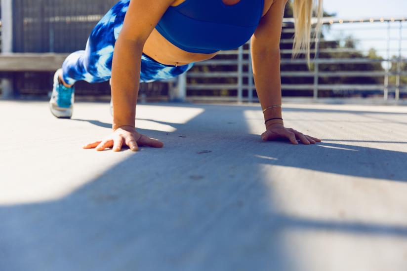 Una donna durante un allenamento funzionale Plank al femminile
