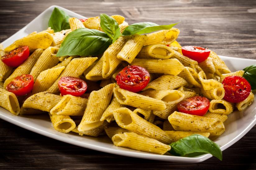 Maccheroni freddi con pesto di basilico e pomodorini Pasta feddda al pesto di basilico con pomodorini