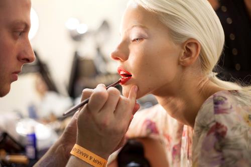 Trucco capelli biondi Make up labbra su capelli biondi