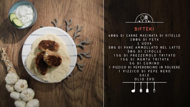 Bifteki: polpette di vitello con dadini di feta Bifteki greci