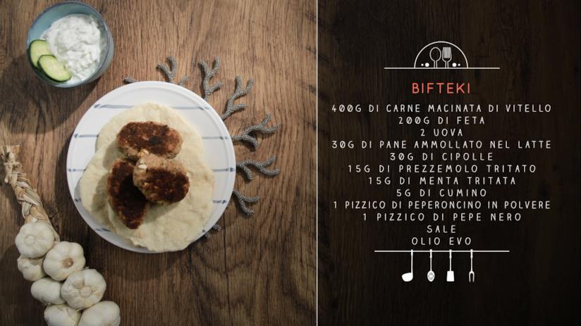 Bifteki: polpette di vitello con dadini di feta Bifteki greci