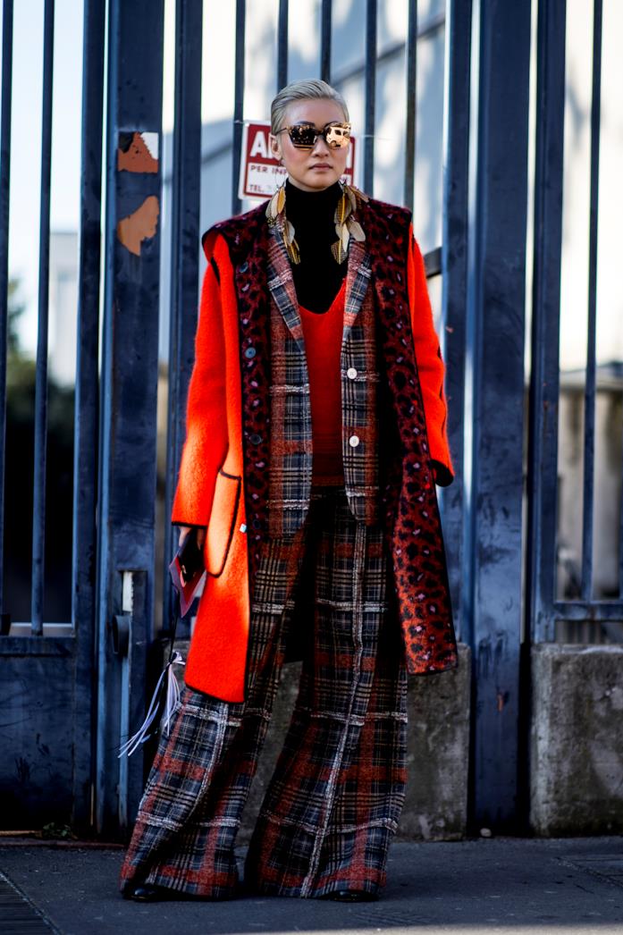 Street Style Milano Moda uomo 2019/20 Modella che indossa un completo tartan con cappotto animalier layering style
