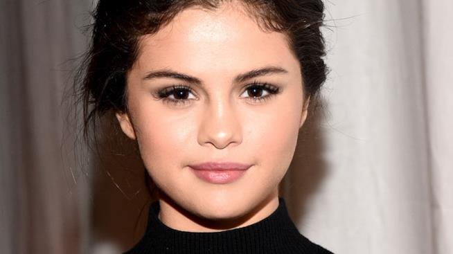 Selena Gomez in look anni 90 Selena Gomez in primo piano