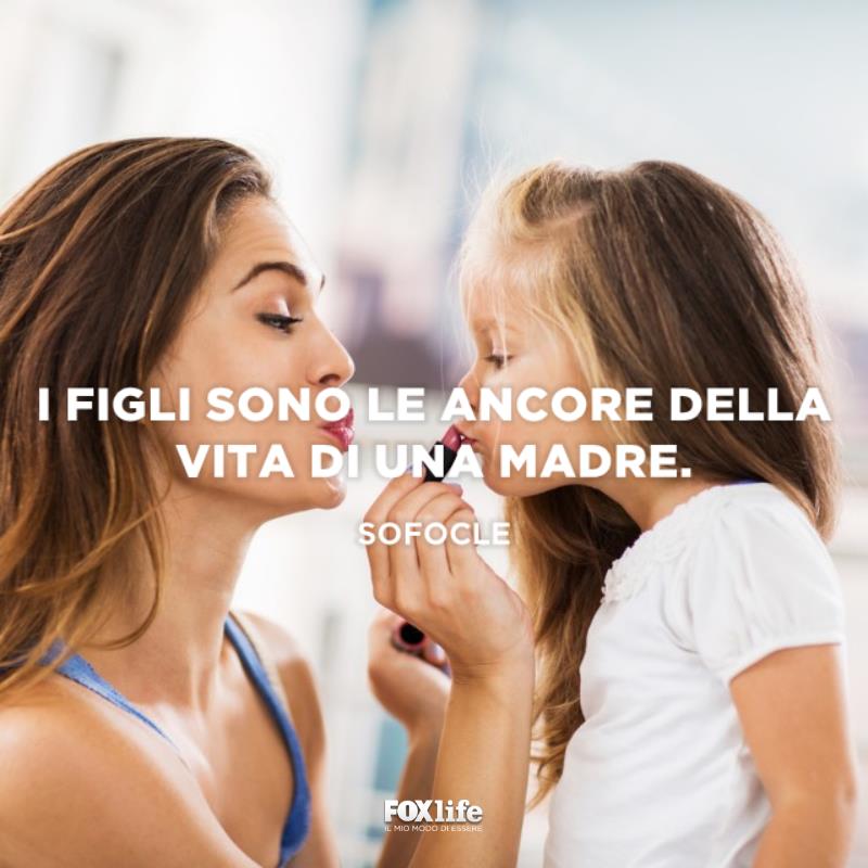 Frase Sofocle Mamma fa il make up alla figlia