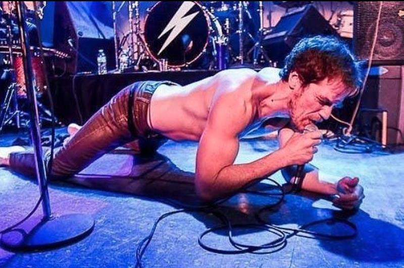 Michael Shannon mentre canta sulle note di Iggy Pop Michael Shannon canta Iggy Pop a Chicago