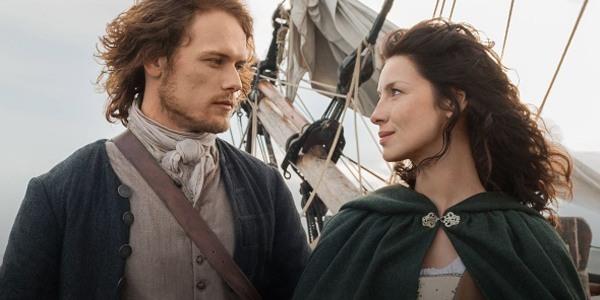 Jamie e Claire di Outlander si scambiano uno sguardo appassionato Uno sguardo appasionato tra Jamie e Claire di Outlander