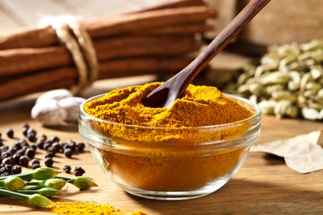 La curcuma può essere usata in vari modi La curcuma ha molti effetti benefici e può essere usata in vario modo